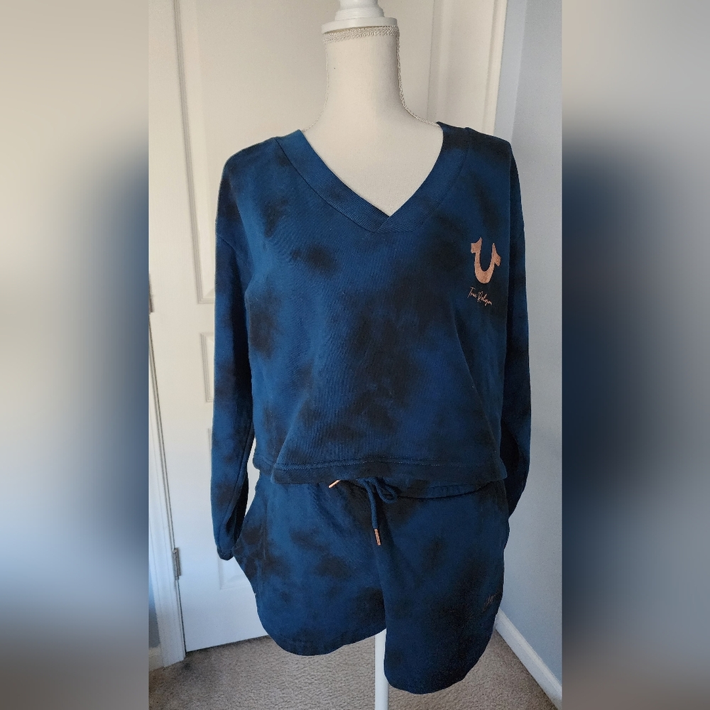 NWT- True Religion Foil Logo V-Neck Pullover, Size Medium, Poisdon Crystal Wash